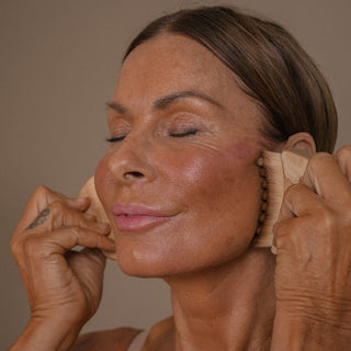 Lymph Face Brush i brug på ansigtet
